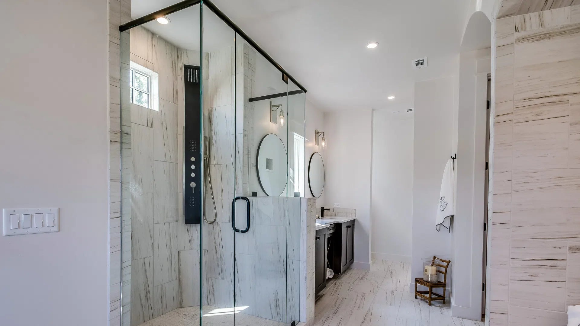 Pommeau de douche doré : dans quelle salle de bain l'intégrer ?