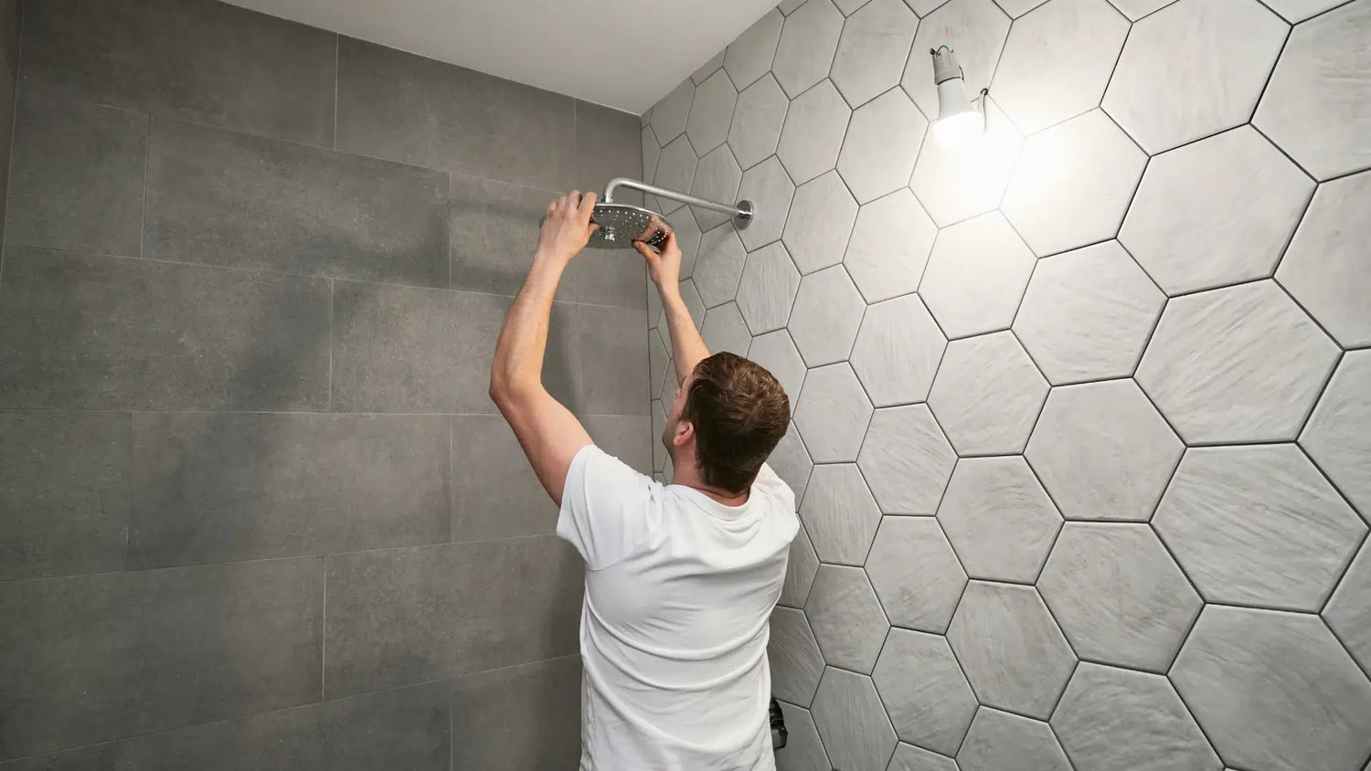 Comment installer un double pommeau de douche : pression, débit partagé et étapes