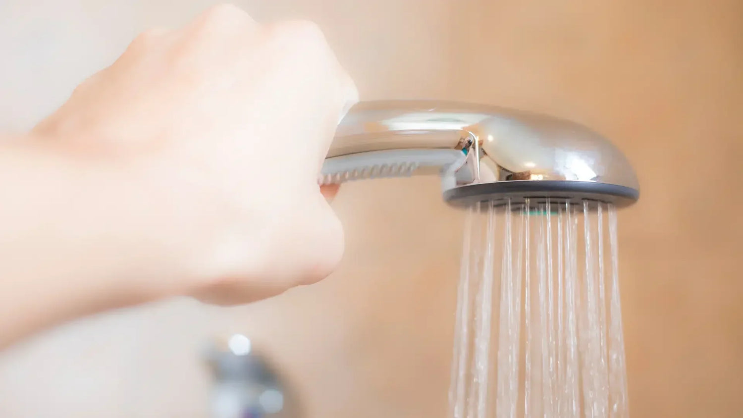 Pommeau de douche ou douchette : quelle est vraiment la différence ?