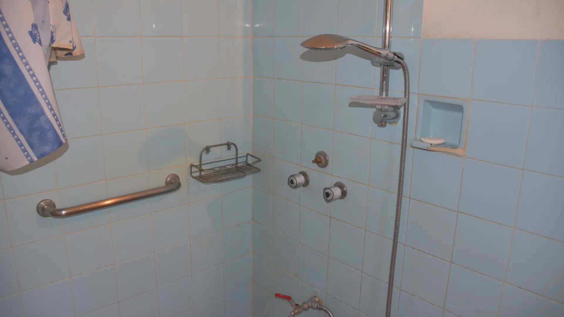 Pommeau de douche pour personnes âgées et mobilité réduite : sécurité, confort et autonomie