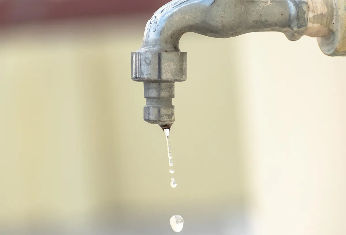 Robinet laissant couler un faible filet d'eau