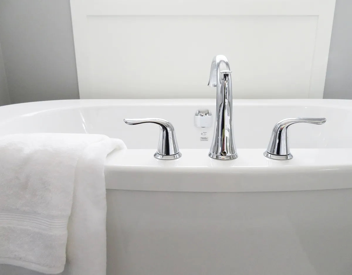 Baignoire blanche et robinetterie chromée
