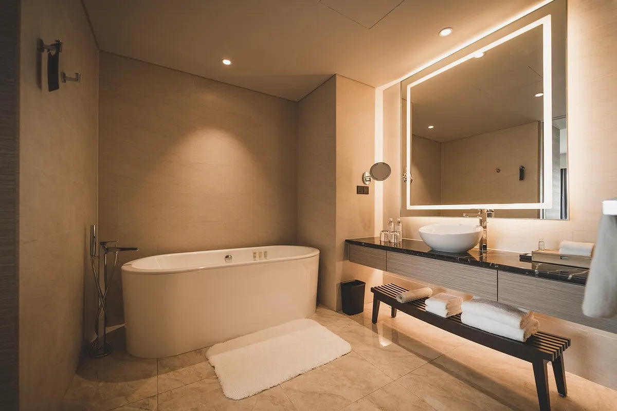 Salle de bain moderne aux tons sombres