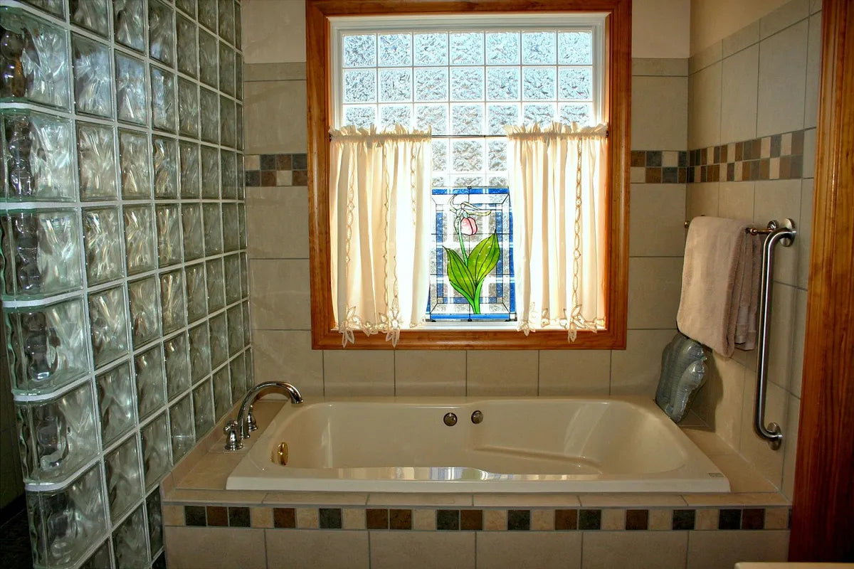 Baignoire encastrée près d'une fenêtre