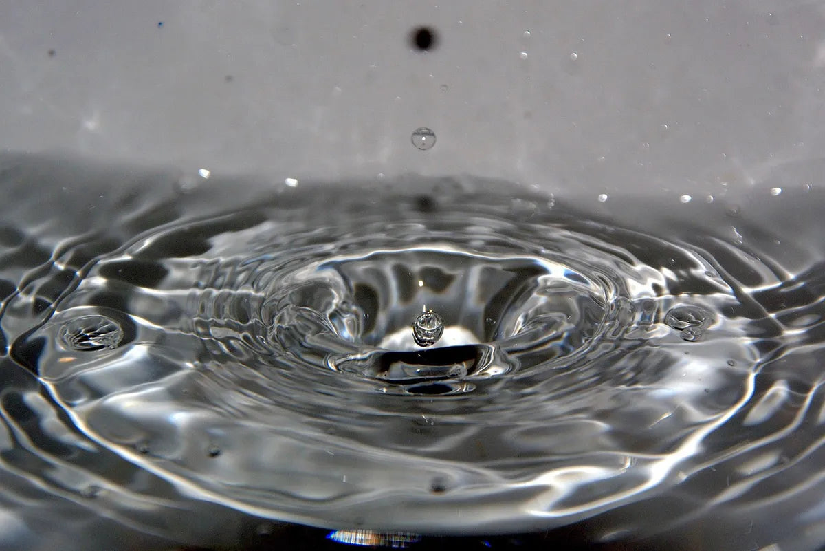 Goutte d'eau tombant sur une surface d'eau
