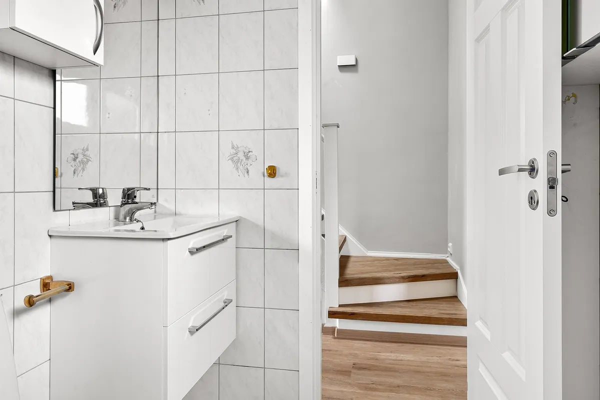 Salle de bain moderne avec baignoire et fenêtre