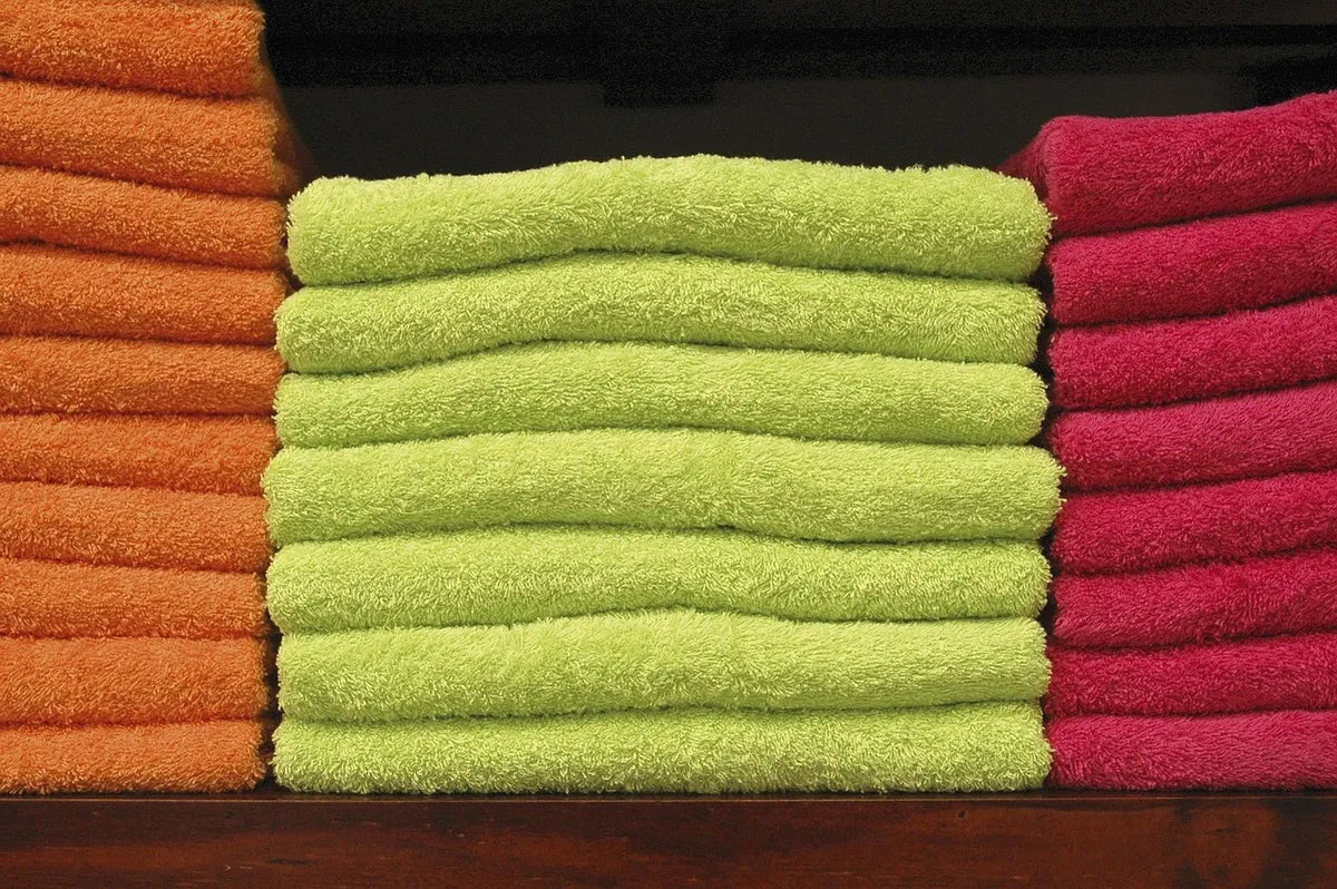 Serviettes de bain vertes empilées