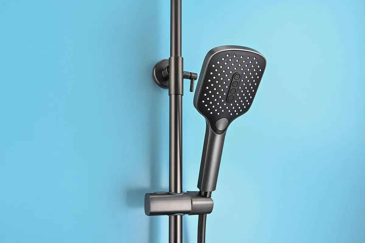 Pommeau de douche sur barre murale, fond bleu clair