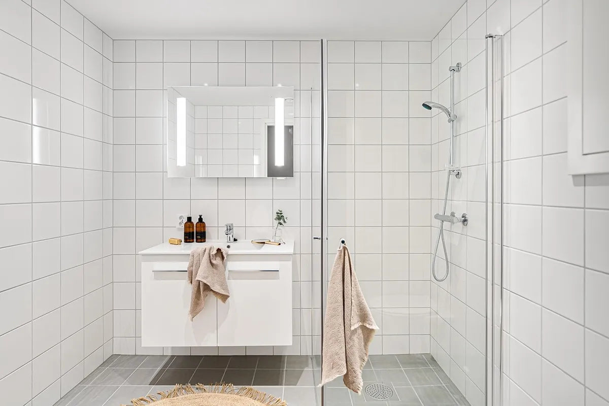 Salle de bain moderne avec douche à l'italienne vitrée
