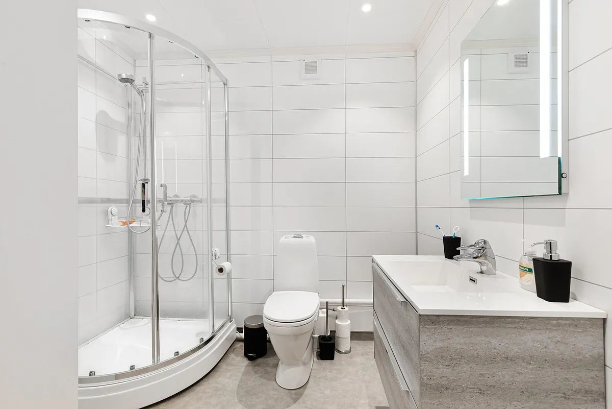 Salle de bain moderne avec douche