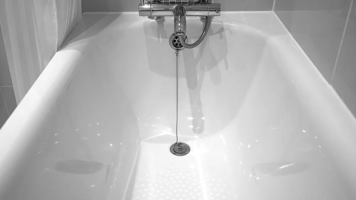 Baignoire blanche remplie d'eau