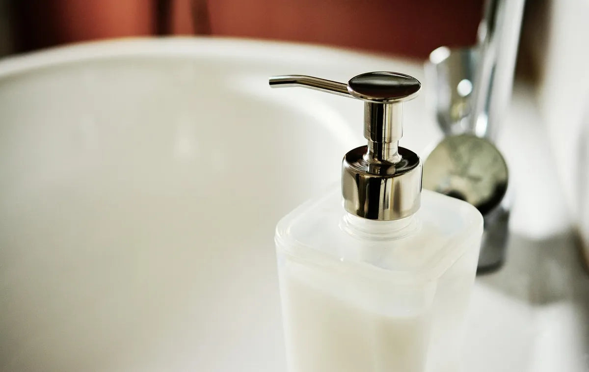 Distributeur de savon sur un lavabo