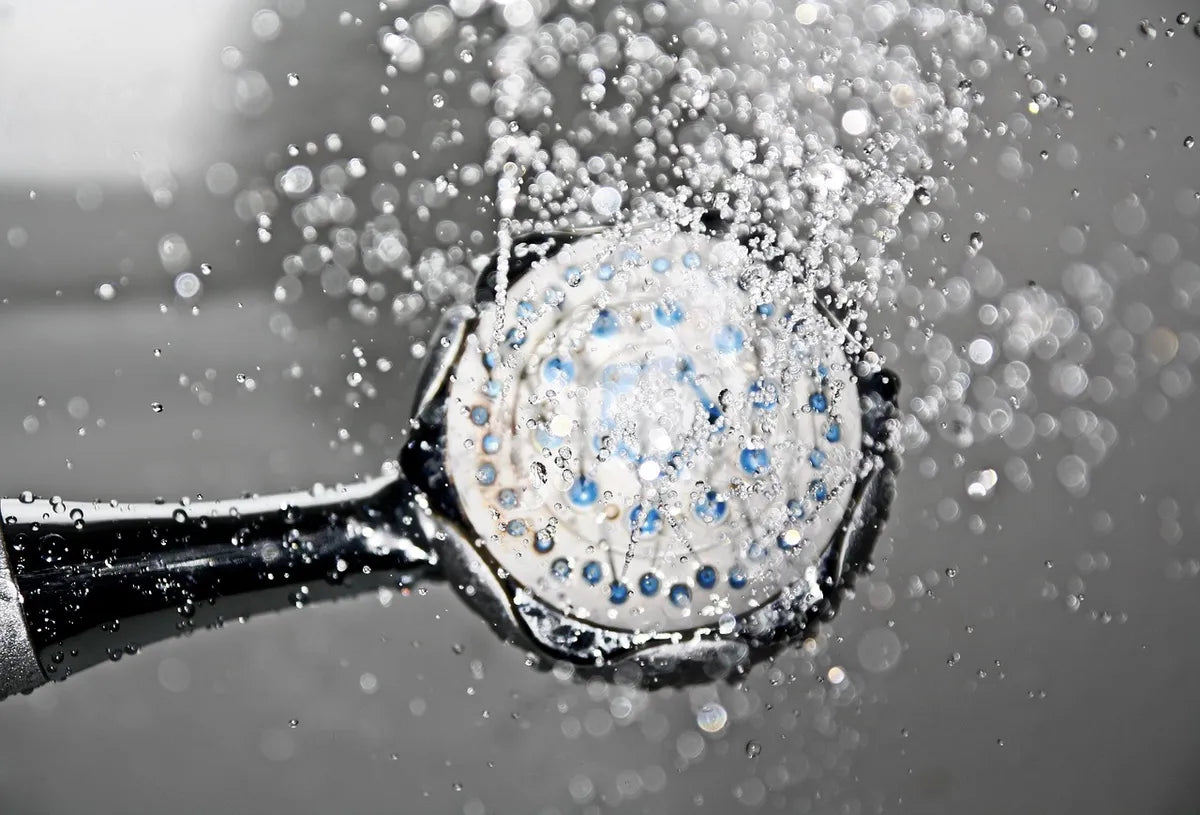 Gouttes d'eau projetées par un pommeau de douche