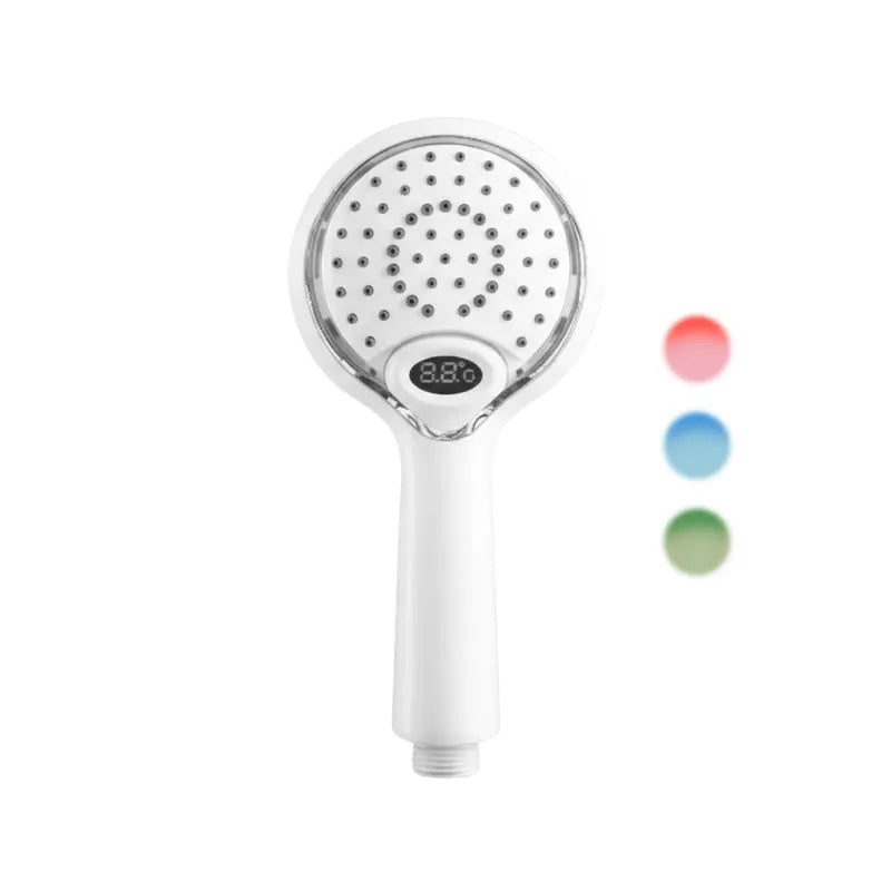 Pommeau de douche blanc à led à affichage numérique sur fond blanc