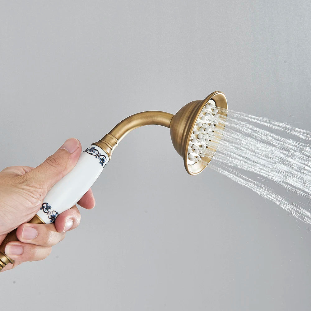 Pommeau de douche doré vintage à buses motif fleur
