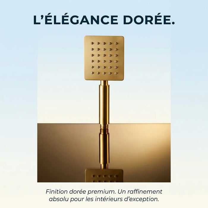 Pommeau de douche doré brossé tête carrée plate, vue de face avec reflet