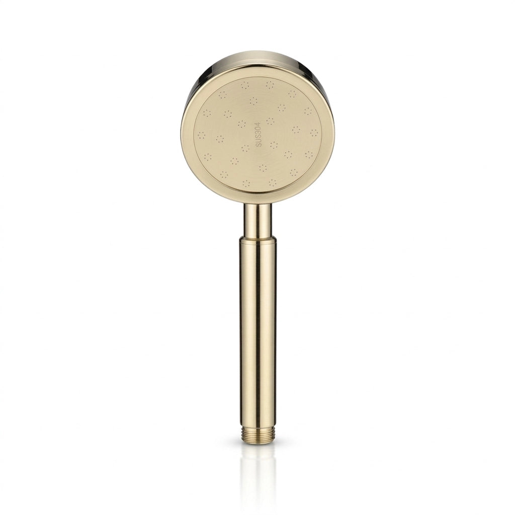 Pommeau de douche doré conçu pour économiser l’eau vu de face sur fond blanc