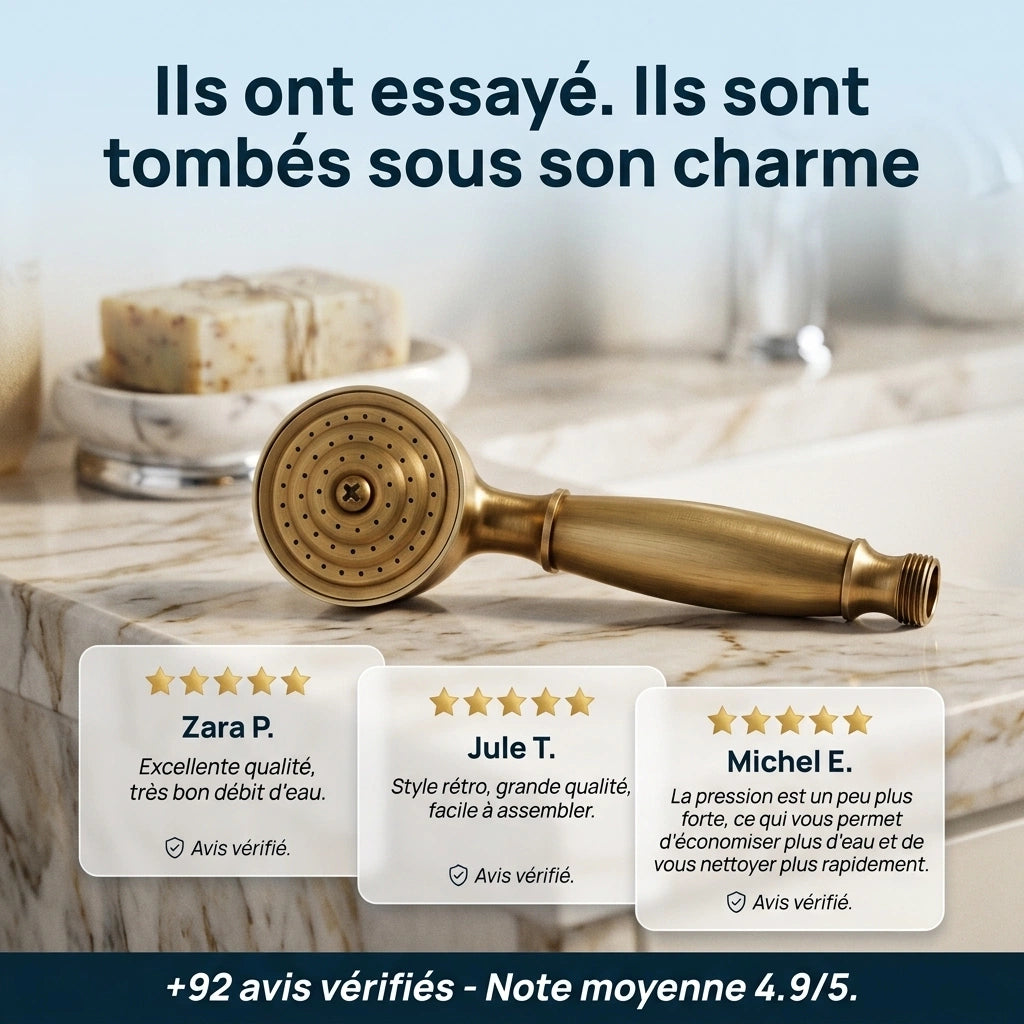 Pommeau de douche doré vintage - détail des buses sur fond blanc