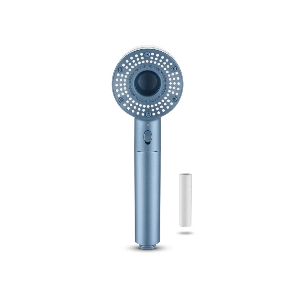 Pommeau de douche bleu filtrant avec bouton stop eau vu de face sur fond blanc