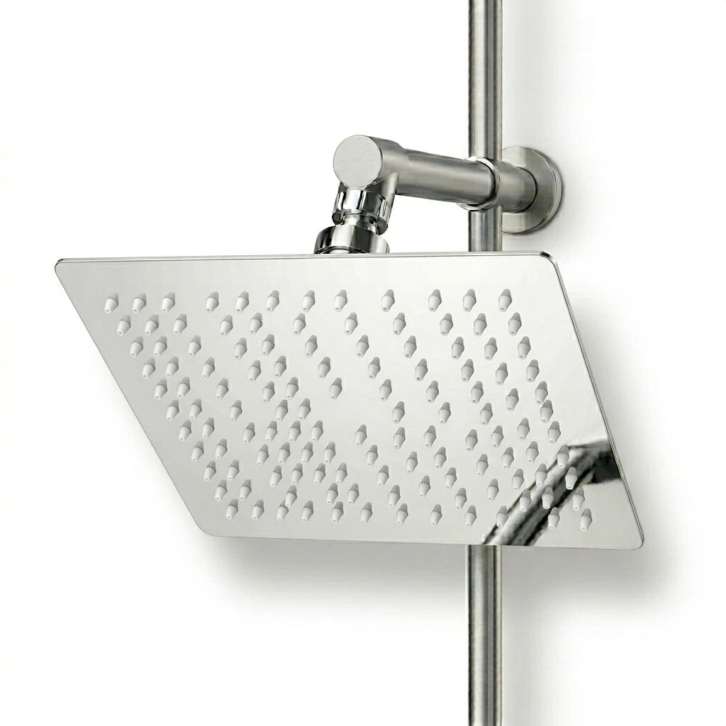 Pommeau de douche fixe très fin en chrome vu de face sur fond blanc