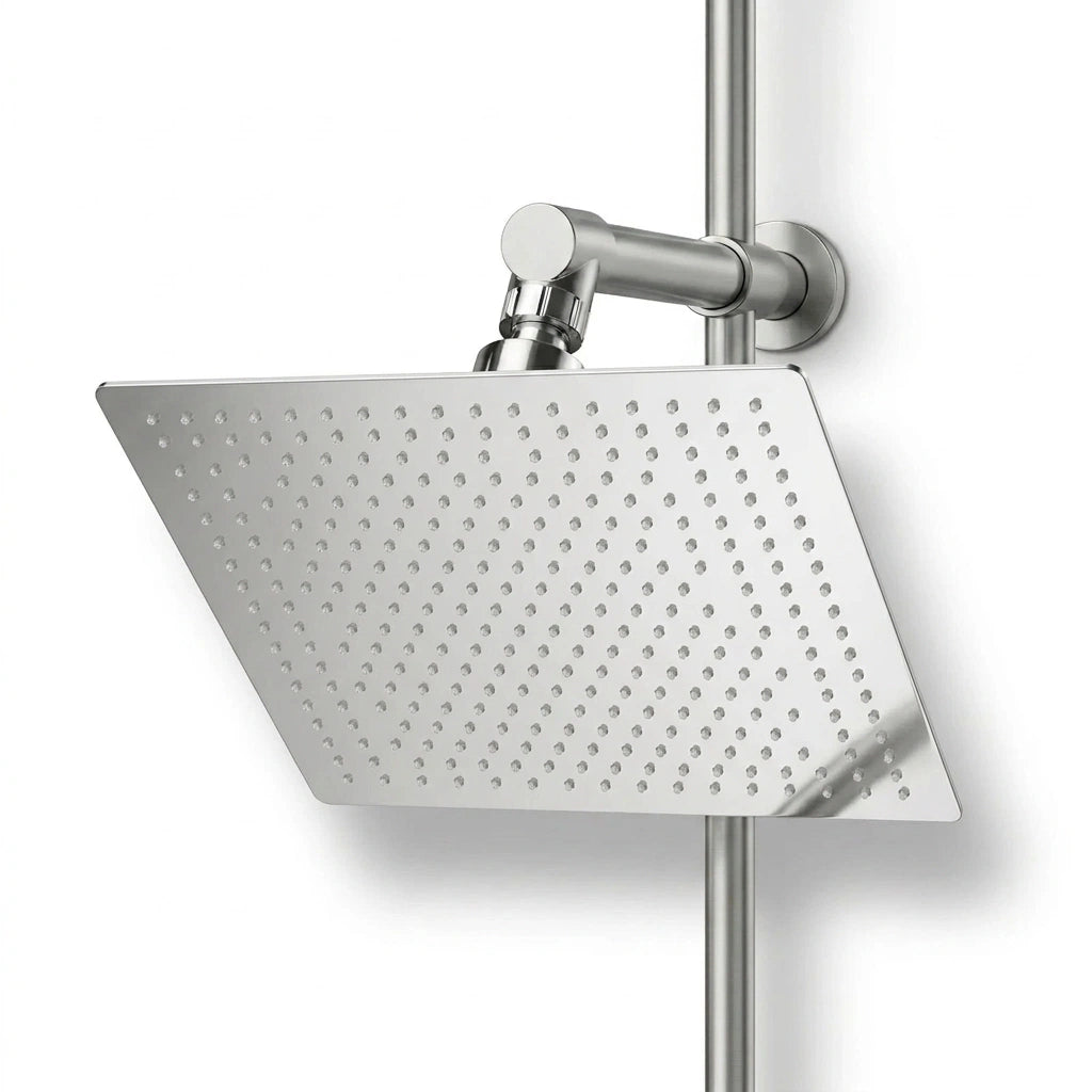 Pommeau de douche carré style italien en acier inoxydable vu de face sur fond blanc