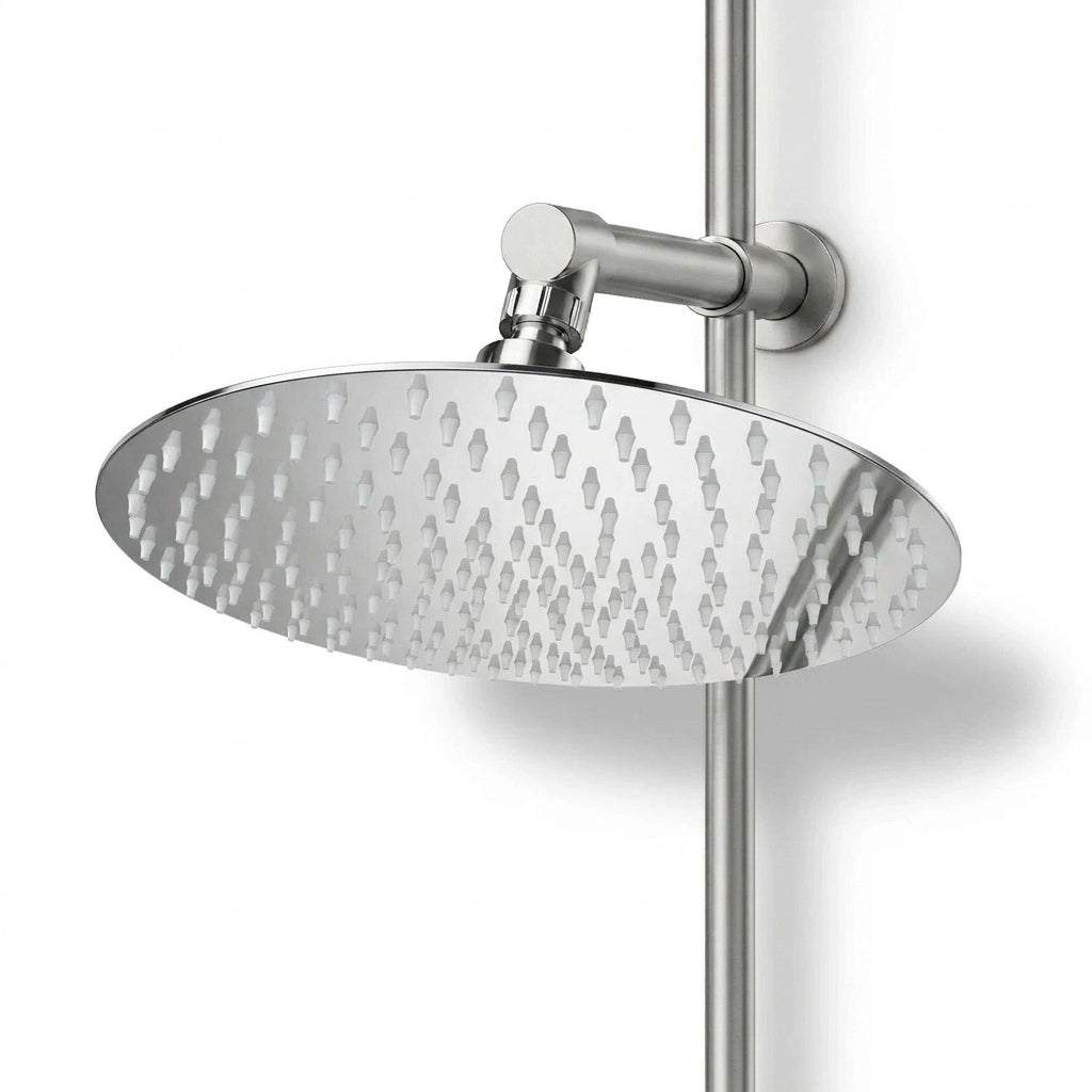 Pommeau de douche italienne rond en acier inoxydable vu de face sur fond blanc