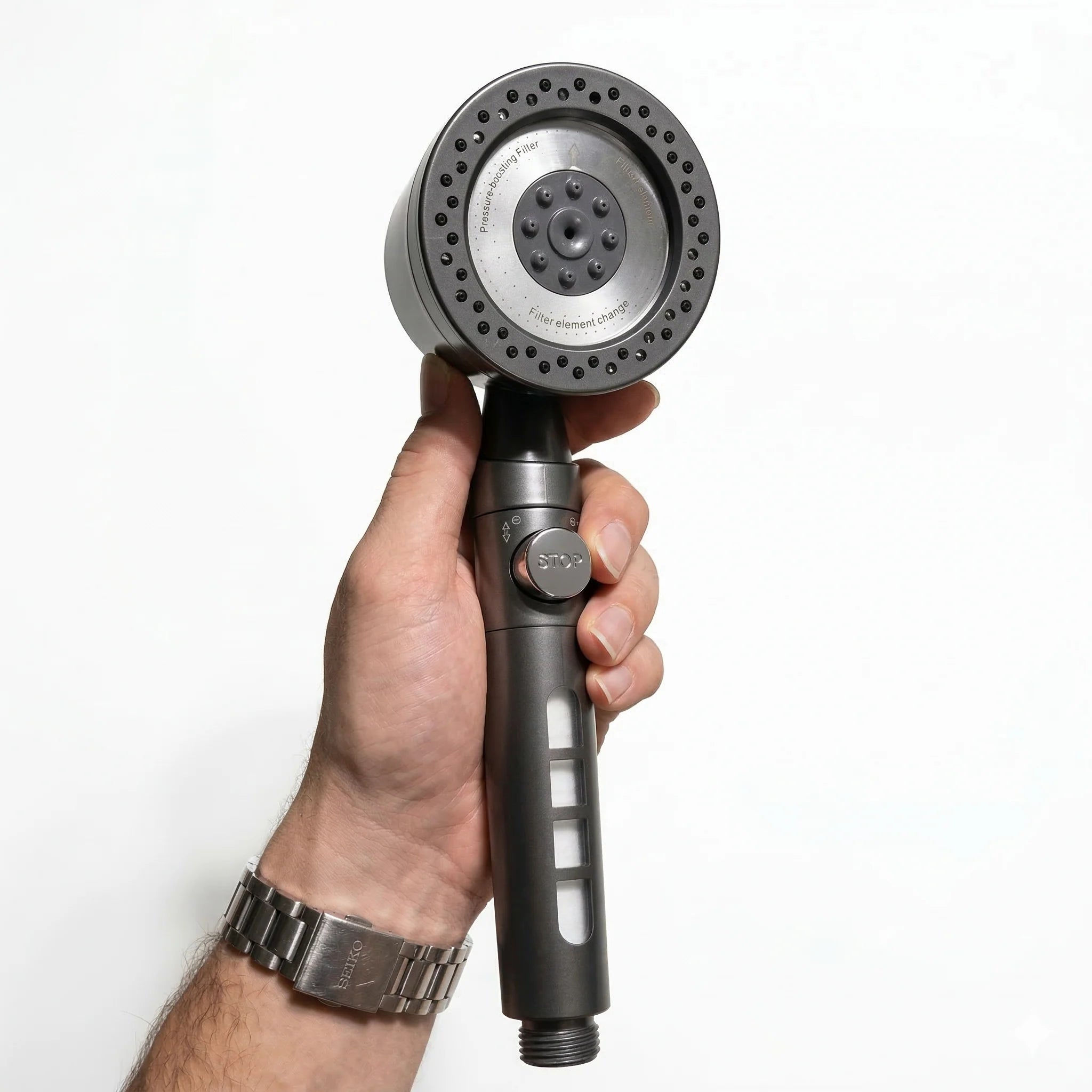 Détail d’un pommeau de douche anticalcaire conçu pour un jet d’eau puissant