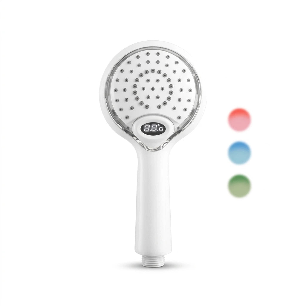 Pommeau de douche avec LED et affichage numérique vu de face sur fond blanc