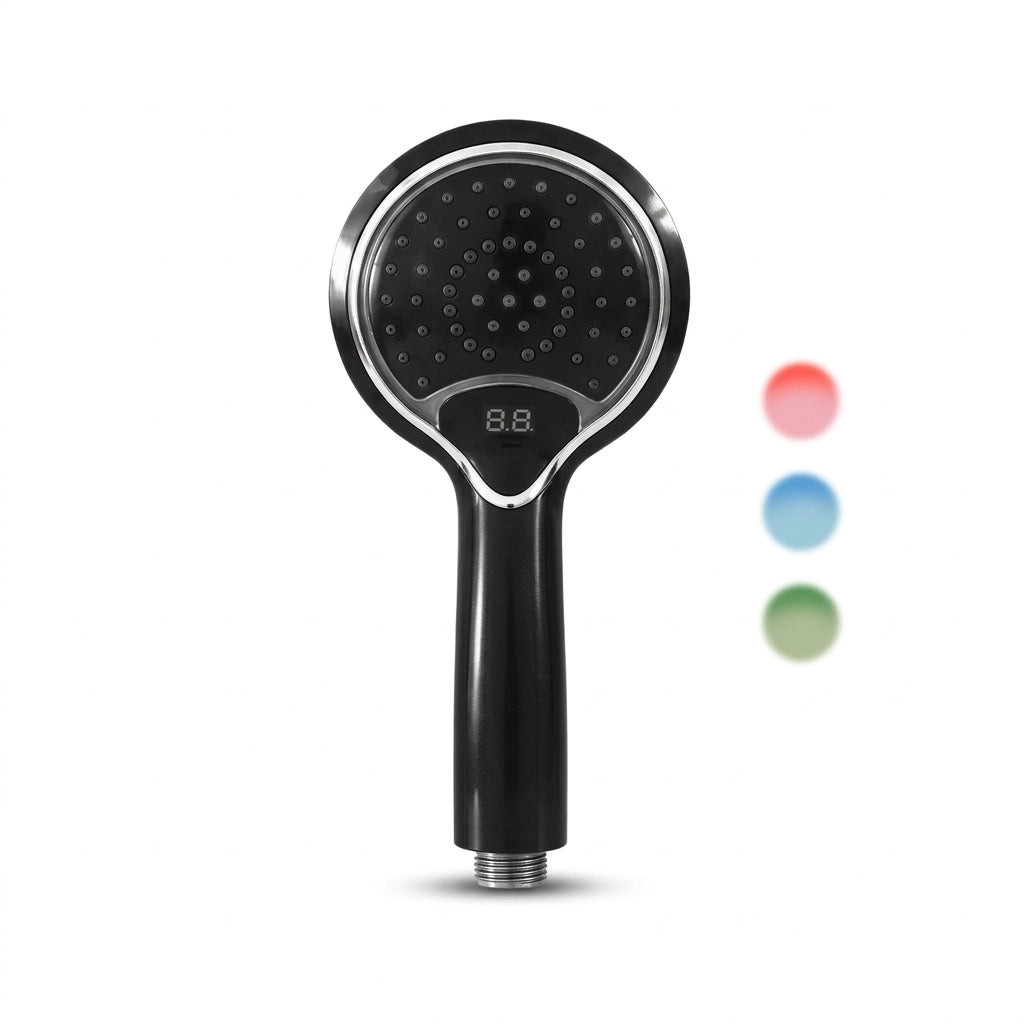 Pommeau de douche noir avec LED et affichage numérique vu de face sur fond blanc