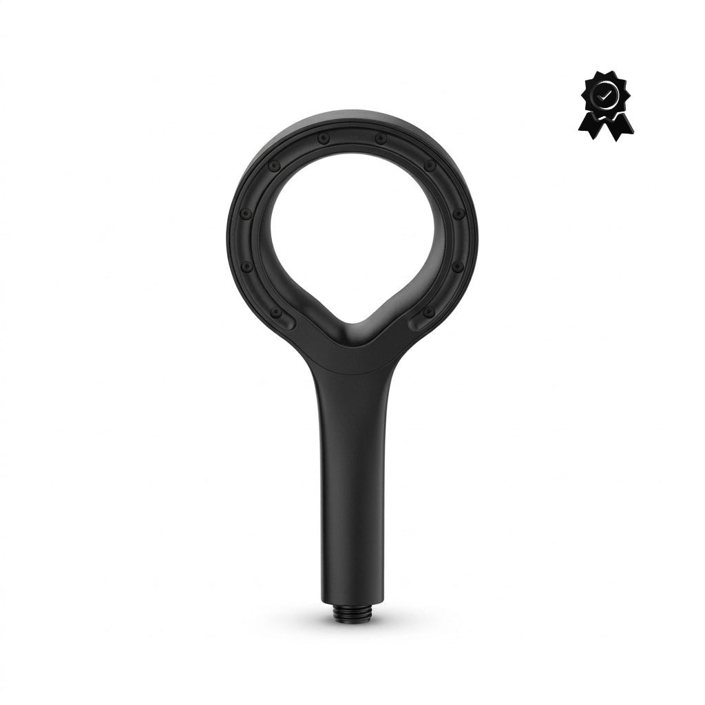 Pommeau de douche noir pressurisé vu de face sur fond blanc