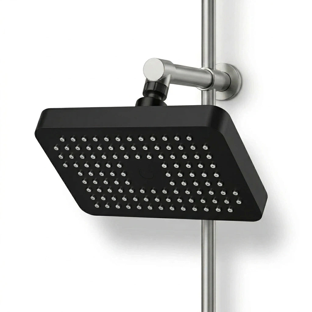 Pommeau de douche noir rectangulaire effet pluie avec jet haute pression vu de face sur fond blanc