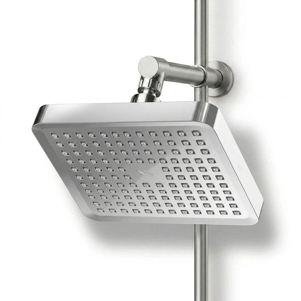 Pommeau de douche rectangulaire effet pluie avec jet haute pression vu de face sur fond blanc