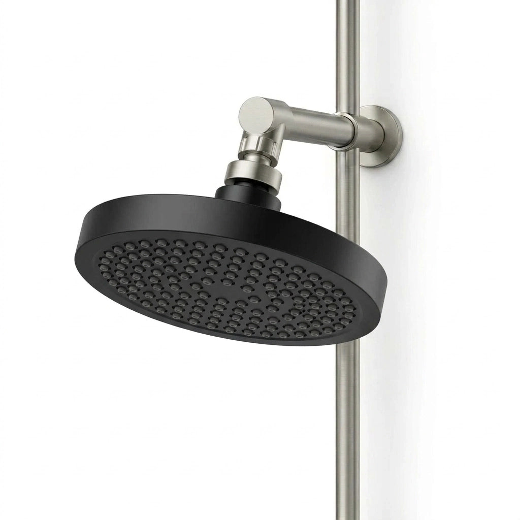 Pommeau de douche noir rond effet pluie avec jet haute pression vu de face sur fond blanc