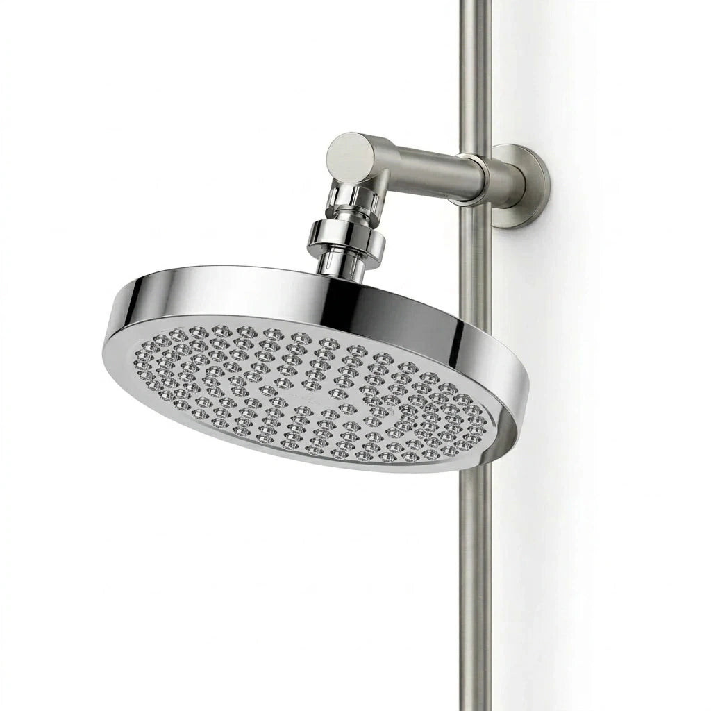 Pommeau de douche rond effet pluie avec jet haute pression vu de face sur fond blanc