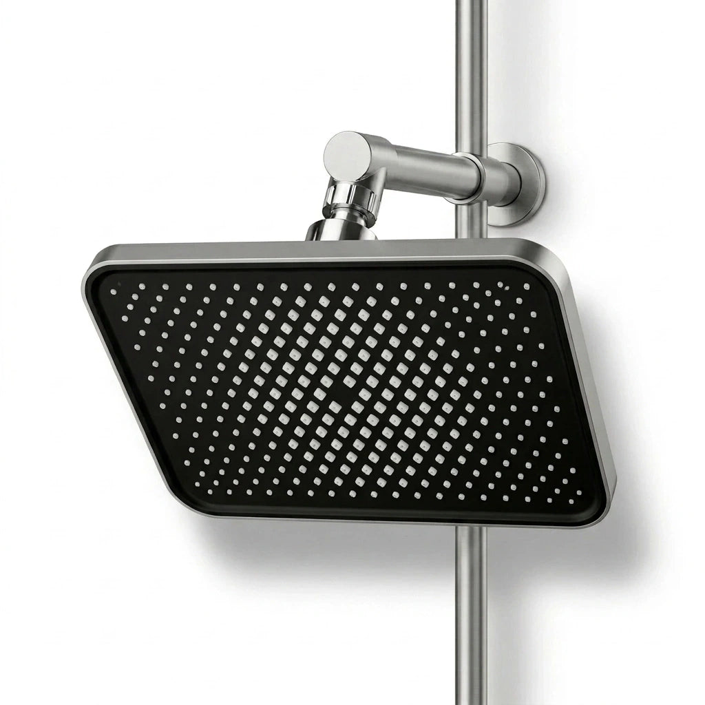 Pommeau de douche effet pluie suralimenté vu de face sur fond blanc