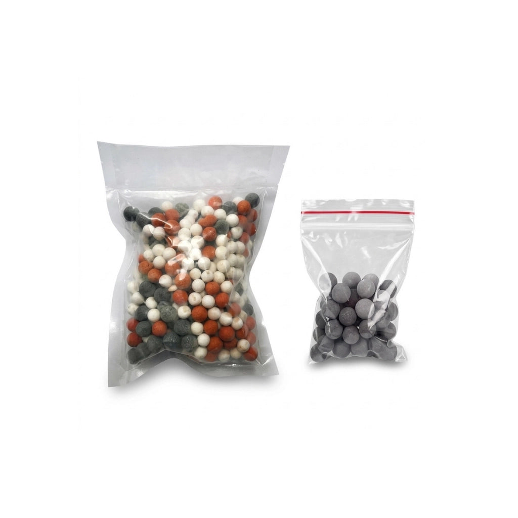 Set de billes filtrantes pour pommeau de douche présenté sur fond blanc