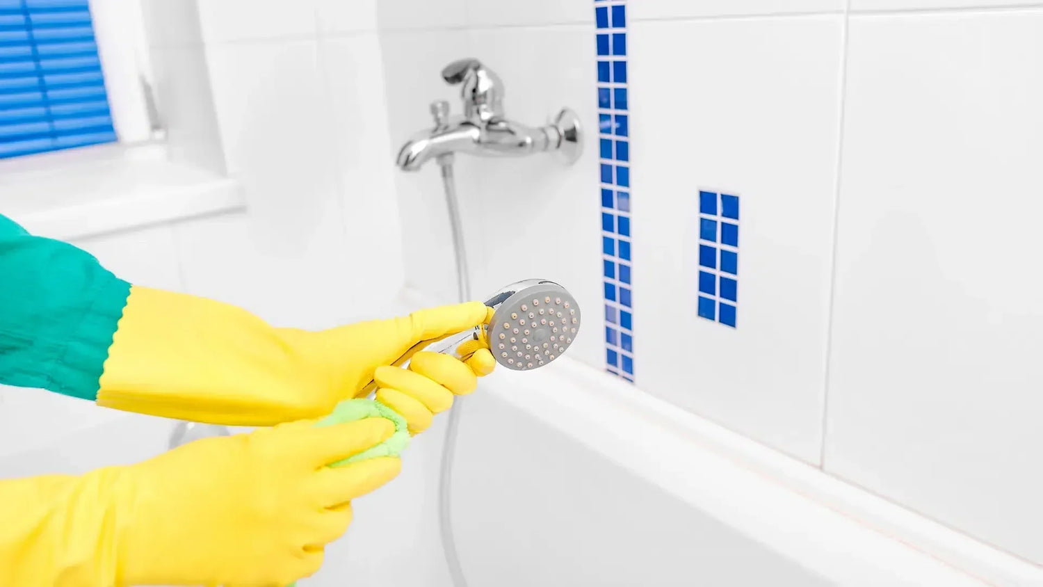 Comment nettoyer un pommeau de douche effet pluie sans le démonter