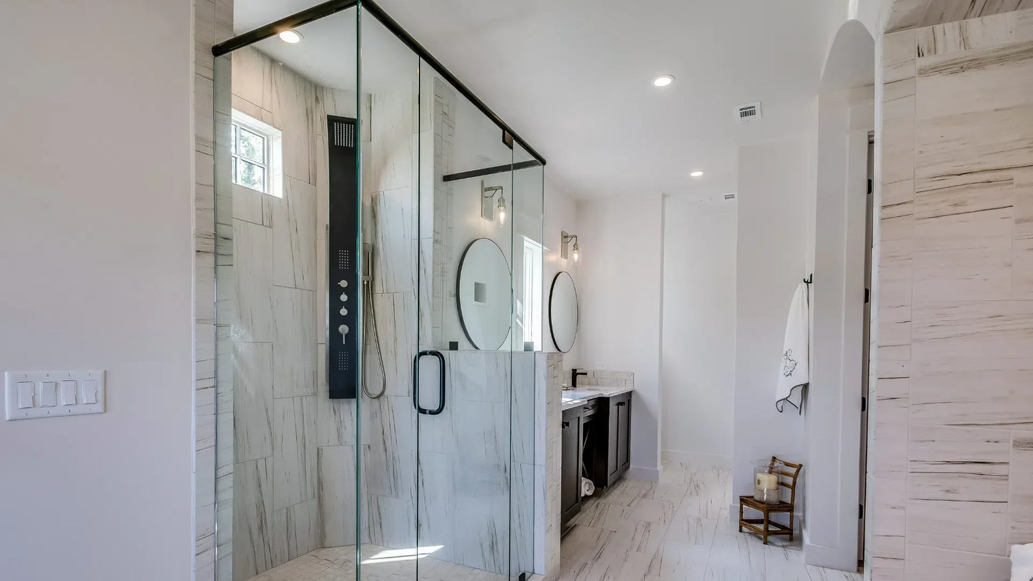 Pommeau de douche doré : dans quelle salle de bain l'intégrer ?
