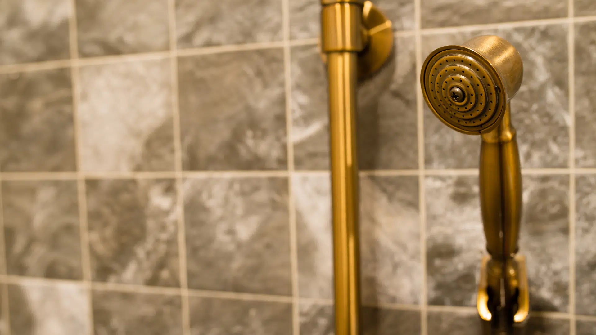 Chromé, brossé, mat ou noir : quelle finition choisir pour votre pommeau de douche ?