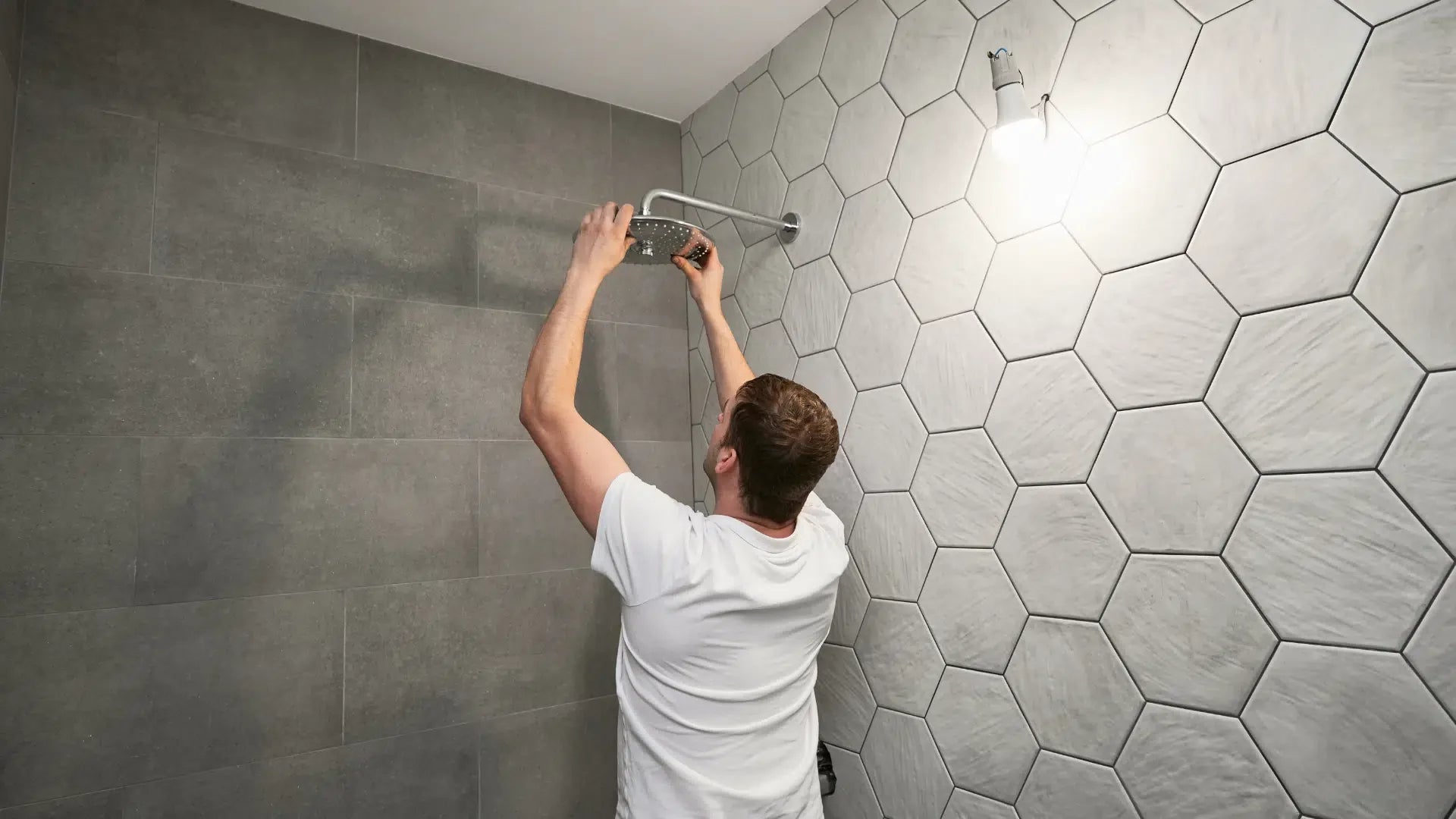 Comment installer un double pommeau de douche : pression, débit partagé et étapes
