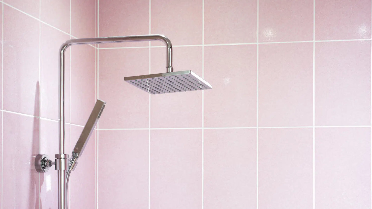 Pommeau de douche carré : dans quelle salle de bain et avec quelle finition ?