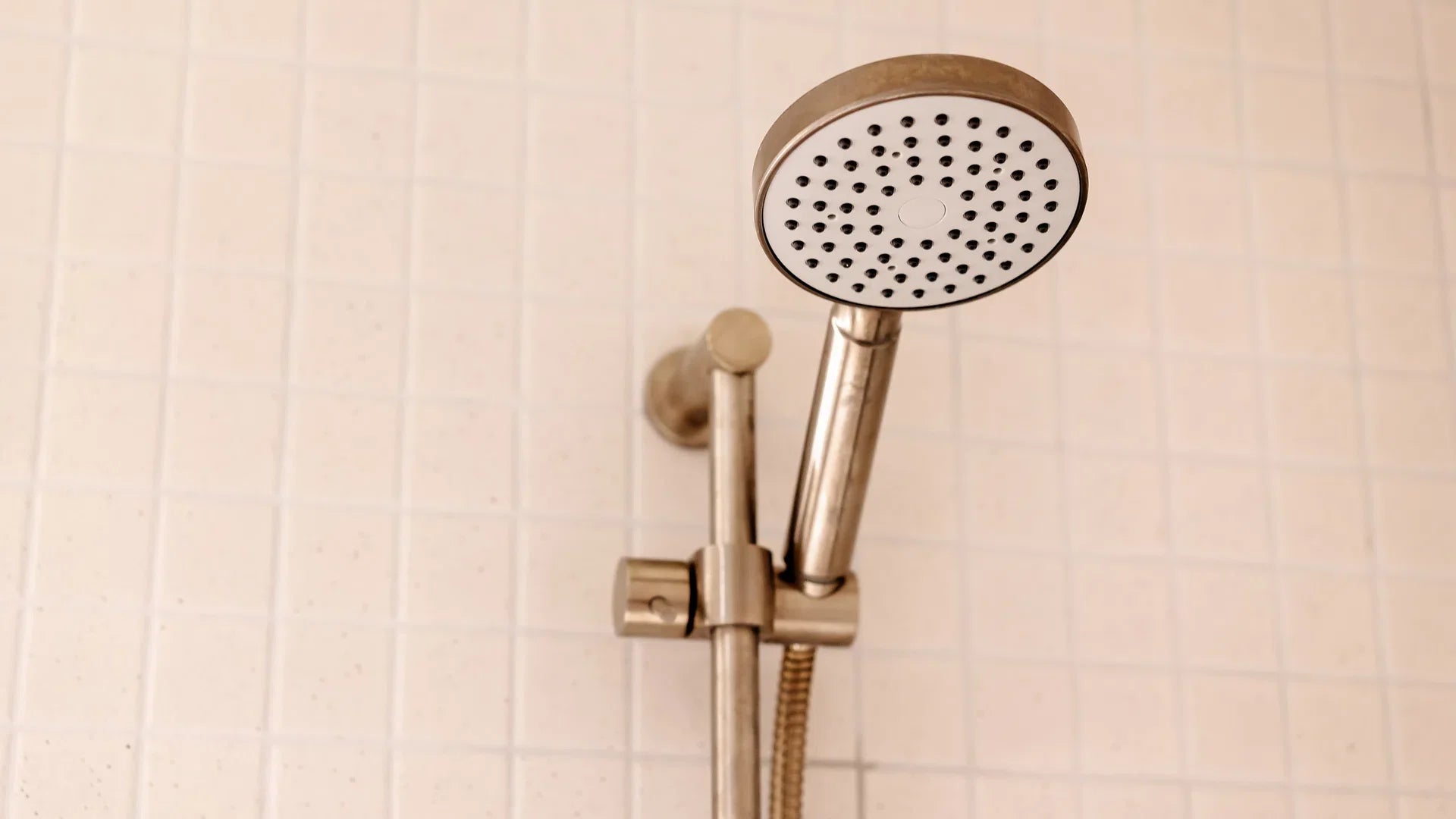 Pommeau doré brossé ou brillant : lequel choisir selon sa salle de bain ?