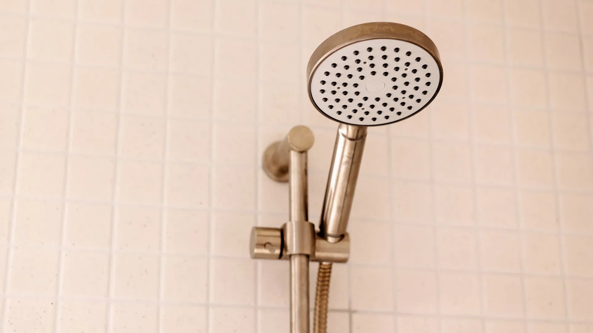 Pommeau doré brossé ou brillant : lequel choisir selon sa salle de bain ?