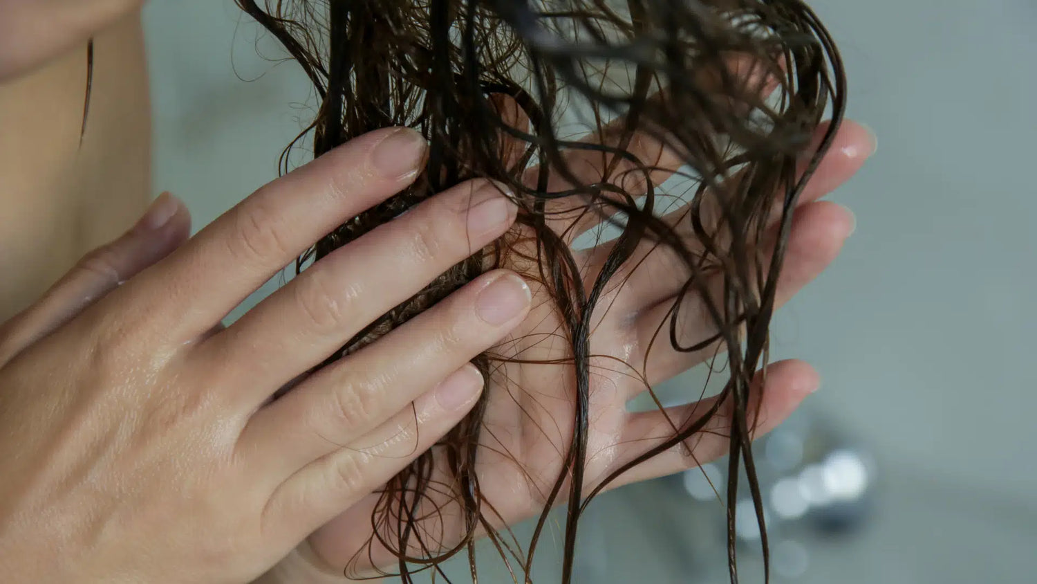 Eau calcaire, chlore, débit fort : quel pommeau de douche choisir pour protéger ses cheveux ?