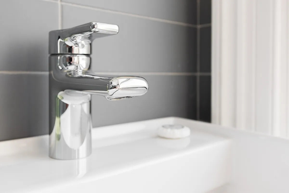 Mitigeur chromé dans une salle de bain