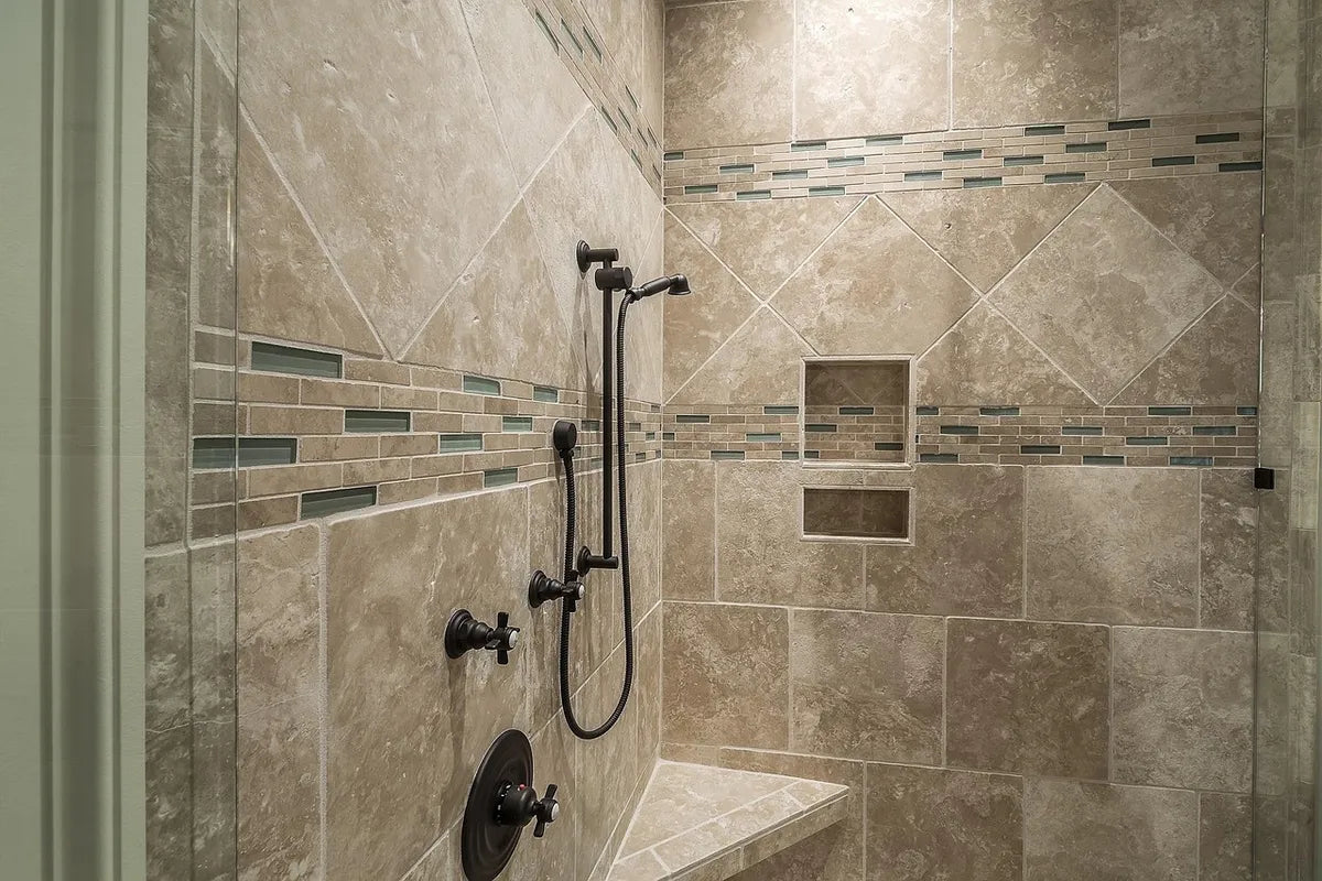 Colonne de douche installée dans une salle de bain carrelée