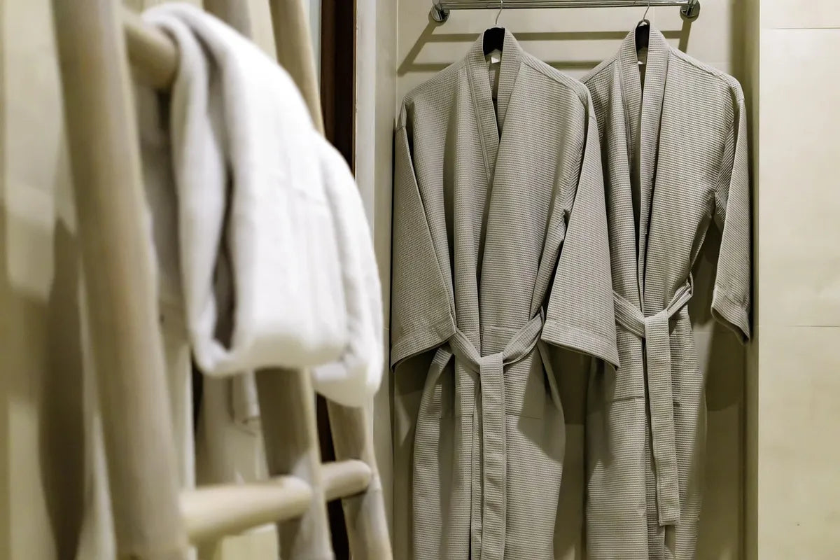 Serviettes blanches suspendues