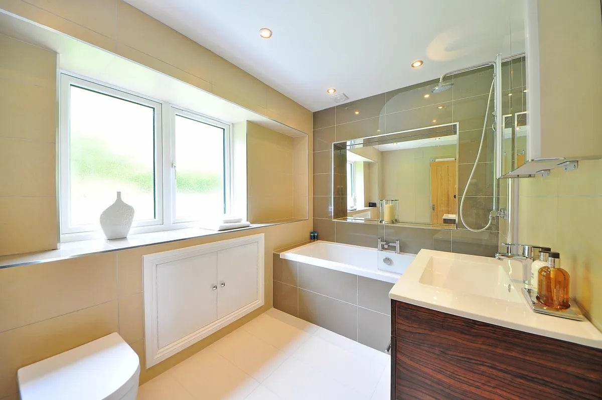 Salle de bain avec baignoire et douche