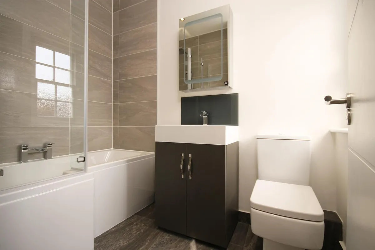 Salle de bain avec douche et meuble vasque