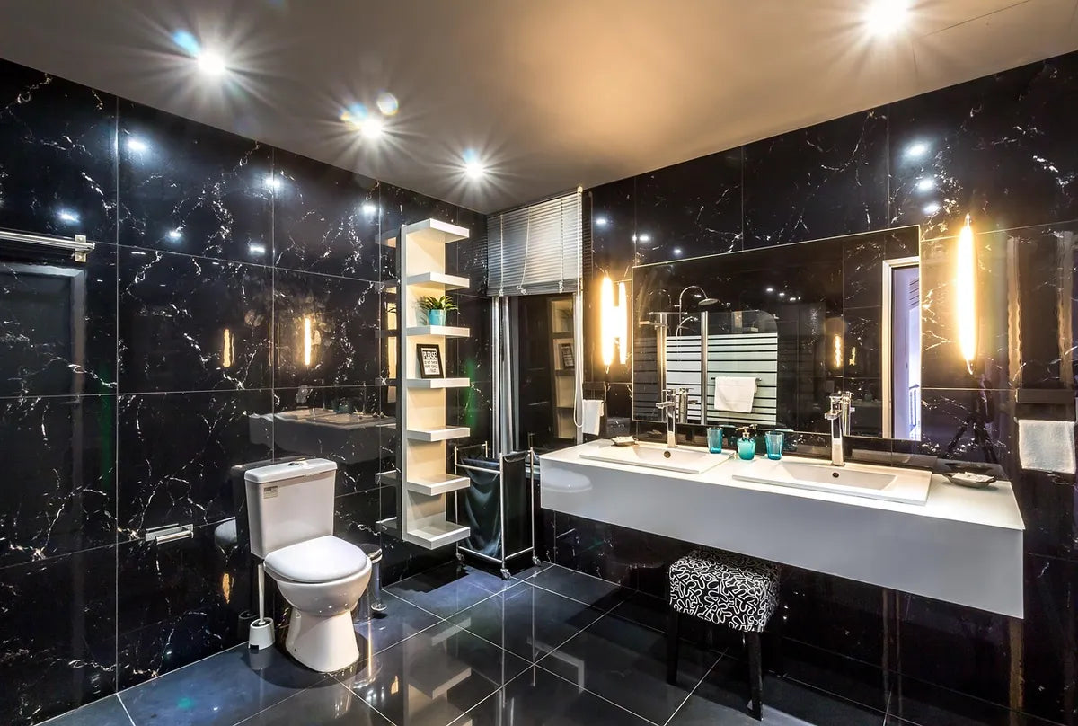Salle de bain élégante aux tons sombres